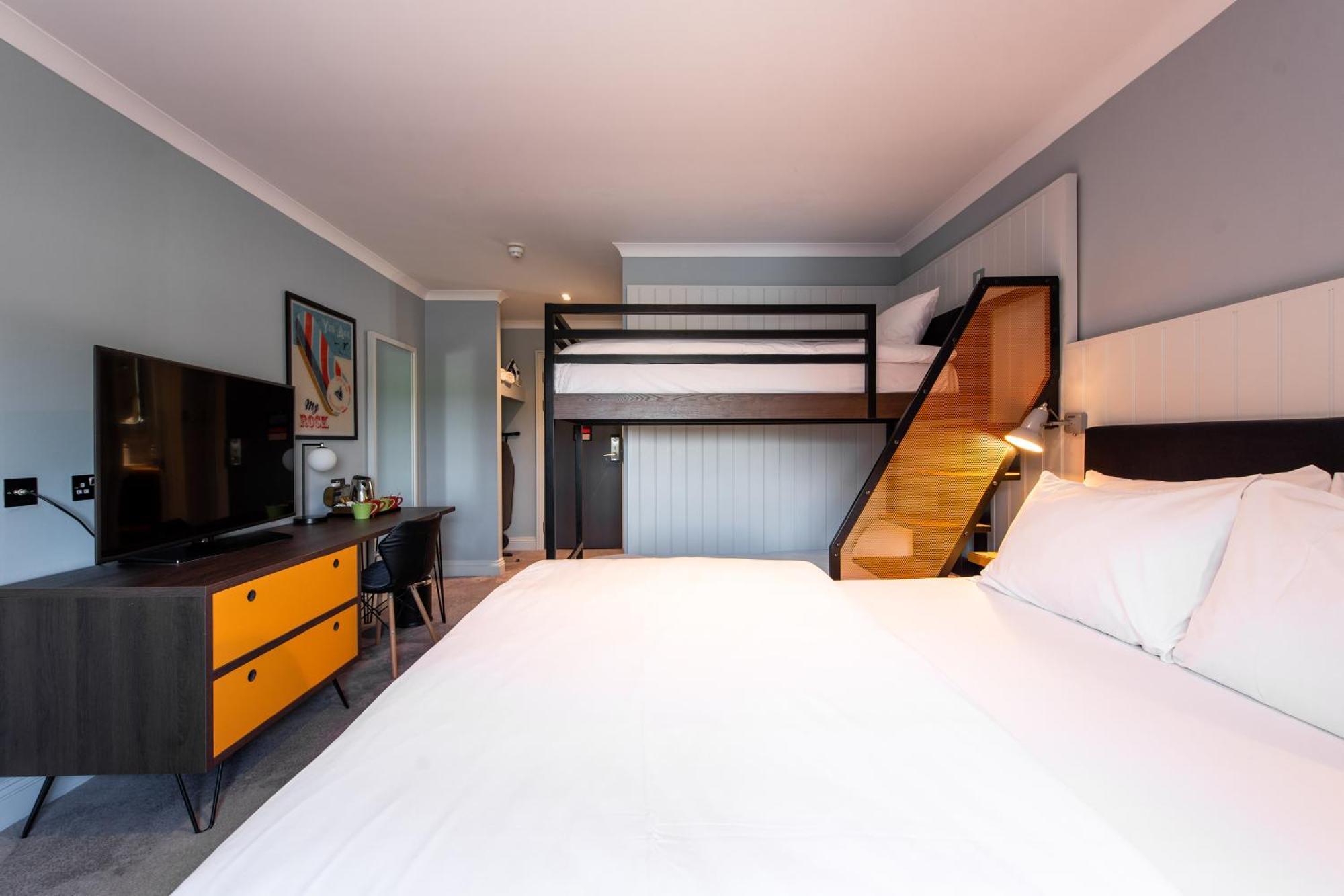 Village Hotel Blackpool Bagian luar foto