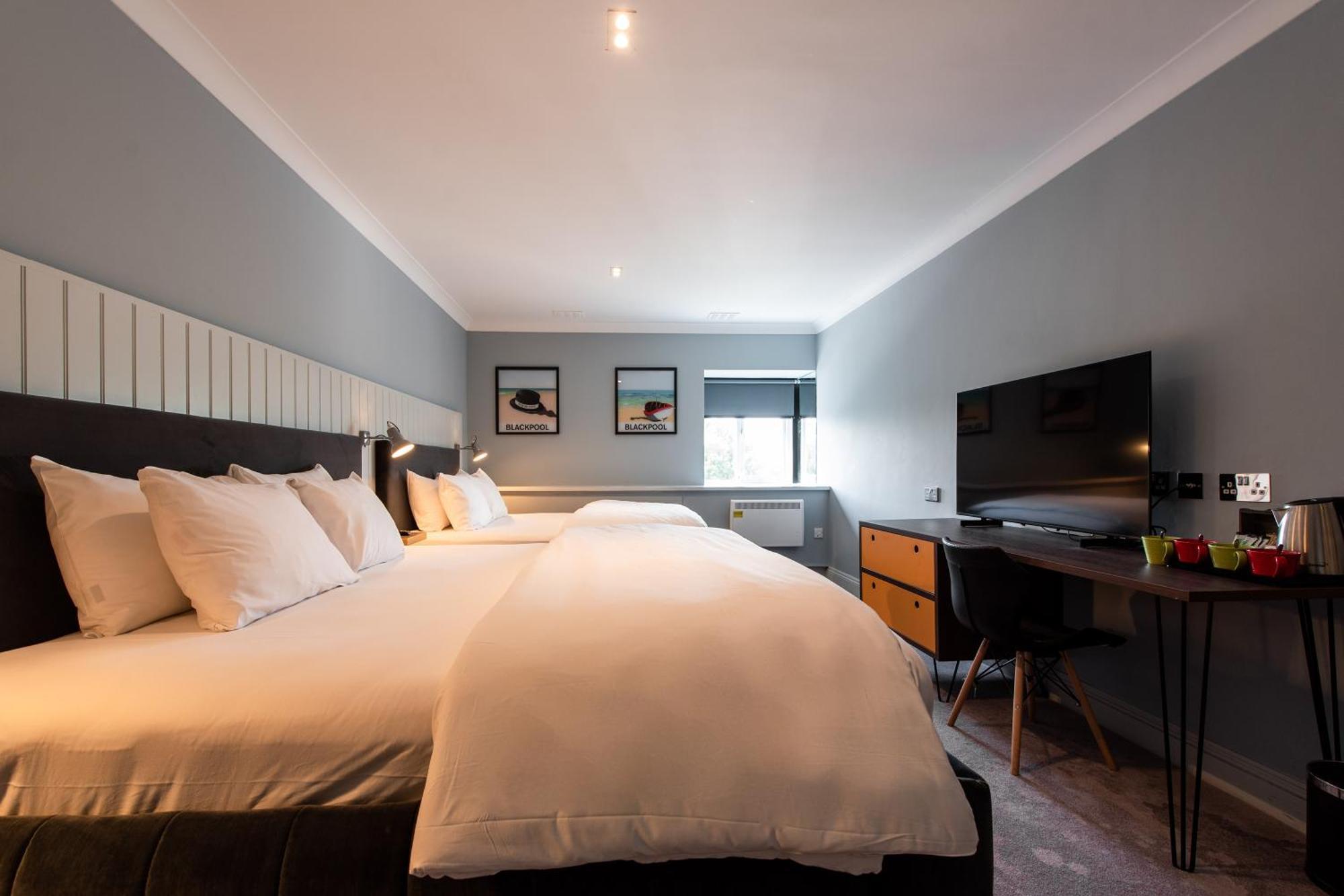 Village Hotel Blackpool Bagian luar foto