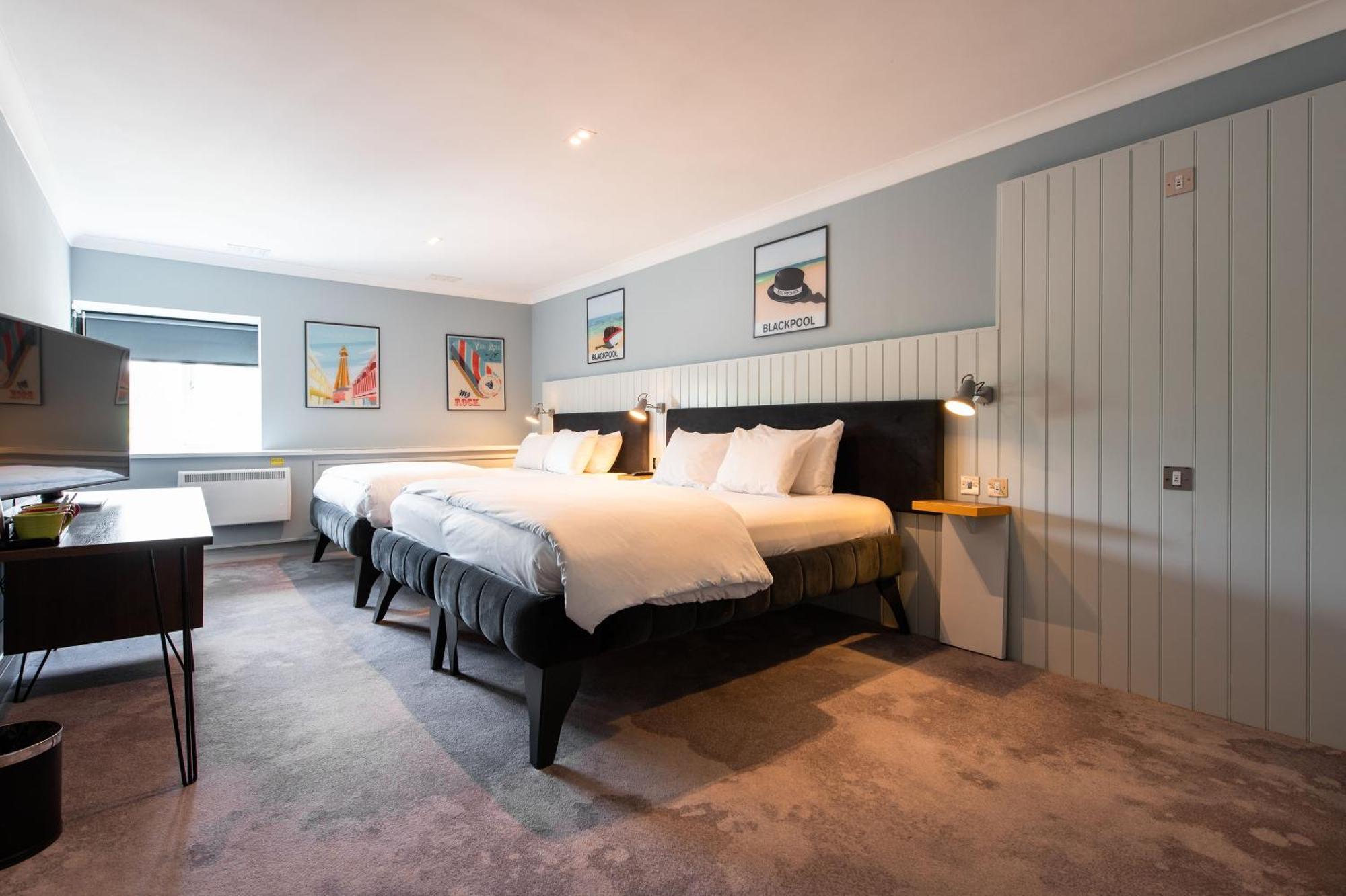 Village Hotel Blackpool Bagian luar foto