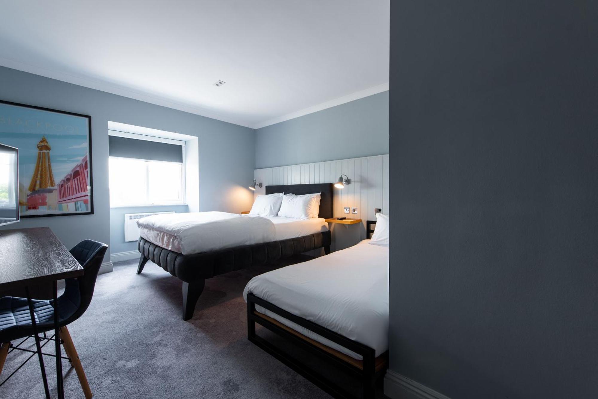 Village Hotel Blackpool Bagian luar foto