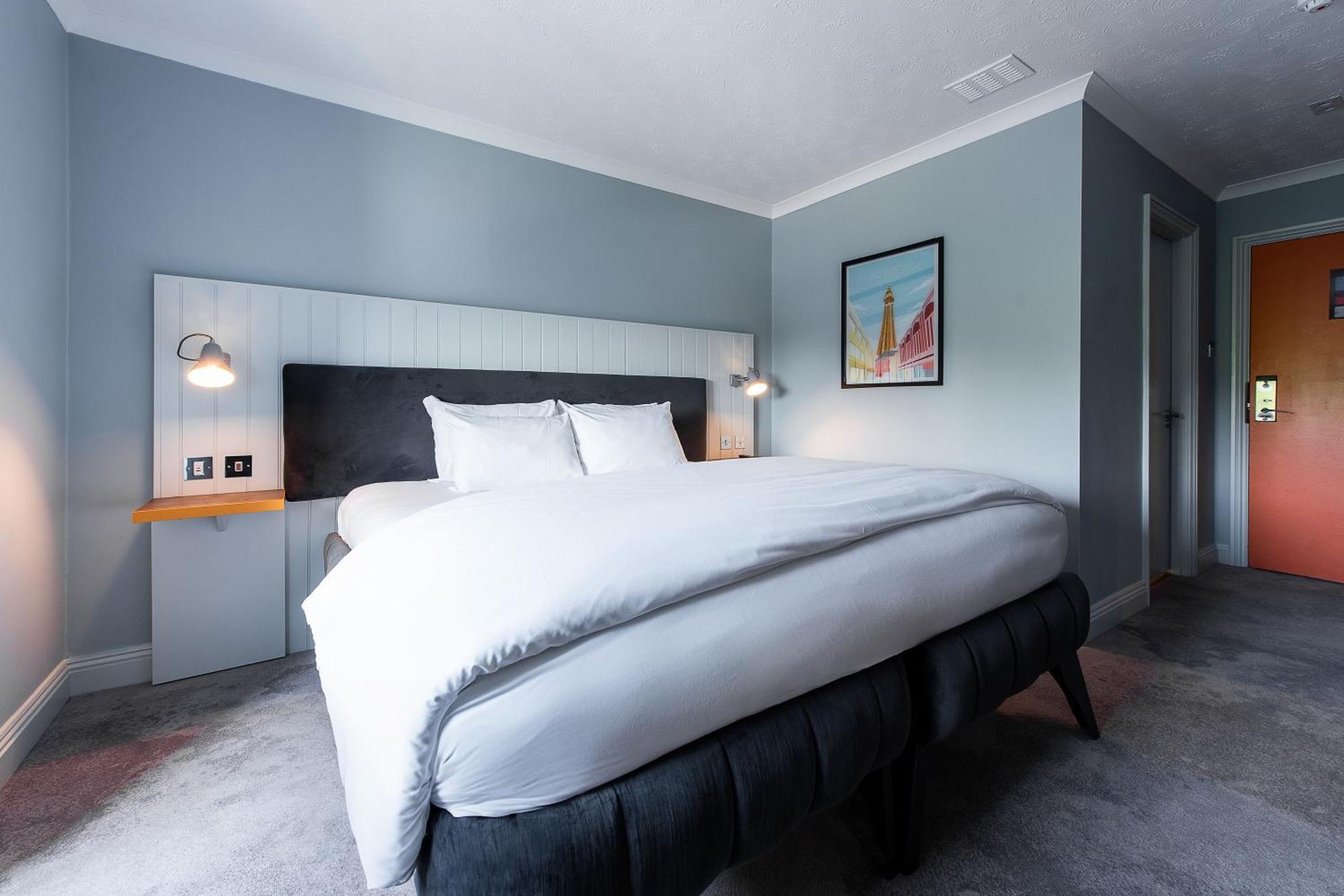 Village Hotel Blackpool Bagian luar foto