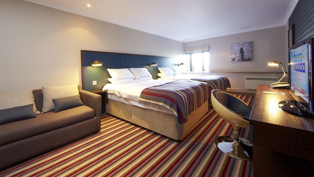 Village Hotel Blackpool Bagian luar foto